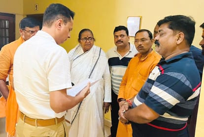Budaun News: एसडीएम के विरुद्ध व्यापारियों में गुस्सा,
प्रभारी मंत्री से मिले, कार्रवाई की मांग Anger among traders against SDM, met the minister in charge, demanded action