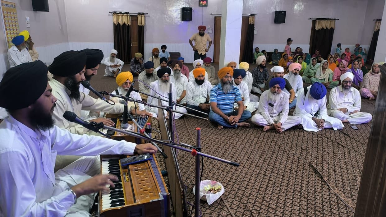 Ragi group enthralled the congregation by doing Shabad Kirtan.