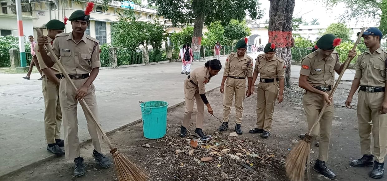 NCC cadets took pledge of cleanliness by cleaning