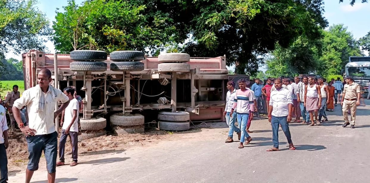Uncontrolled dumper overturns at bicycle shop, elderly man dies