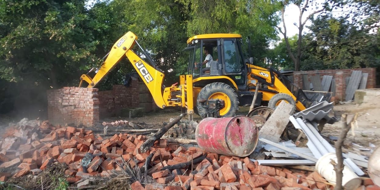 Triple murder: Bulldozer roars over illegal occupation of 24 people including conspirator constable