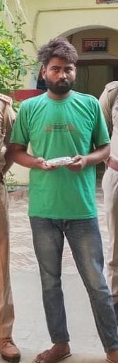 As soon as Alok recognized her, Shahroz was the first to attack.
