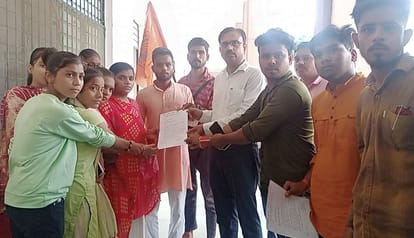 Student council gave memorandum against molestation of girl students