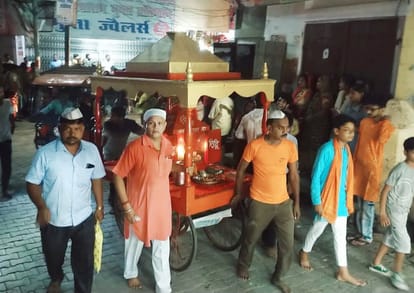 The atmosphere became devotional due to the chants of Ganpati Bappa Morya.