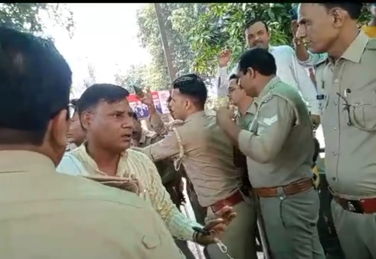 Demonstration at the police station for the revelation of Khurshid murder case