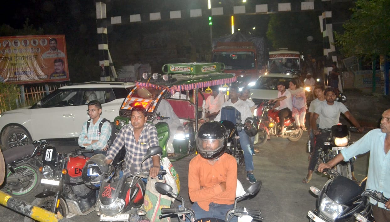 Dhimanpura railway gate blocked for 14 hours, jam in the city all night