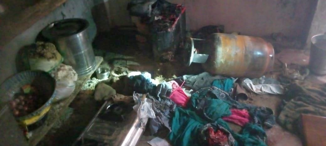 House caught fire due to leakage in cylinder, loss worth thousands