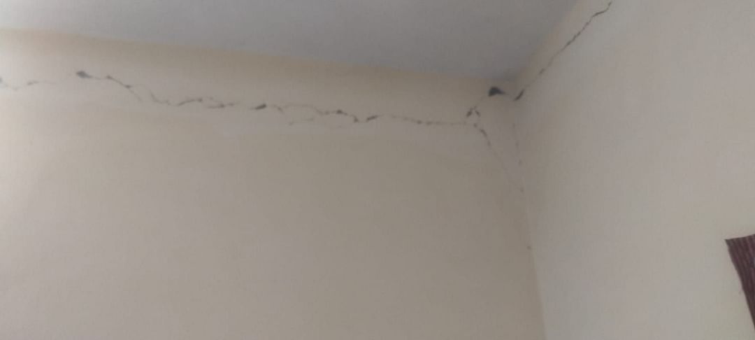 Cracks in the building of Sub Employment Office Chuwari