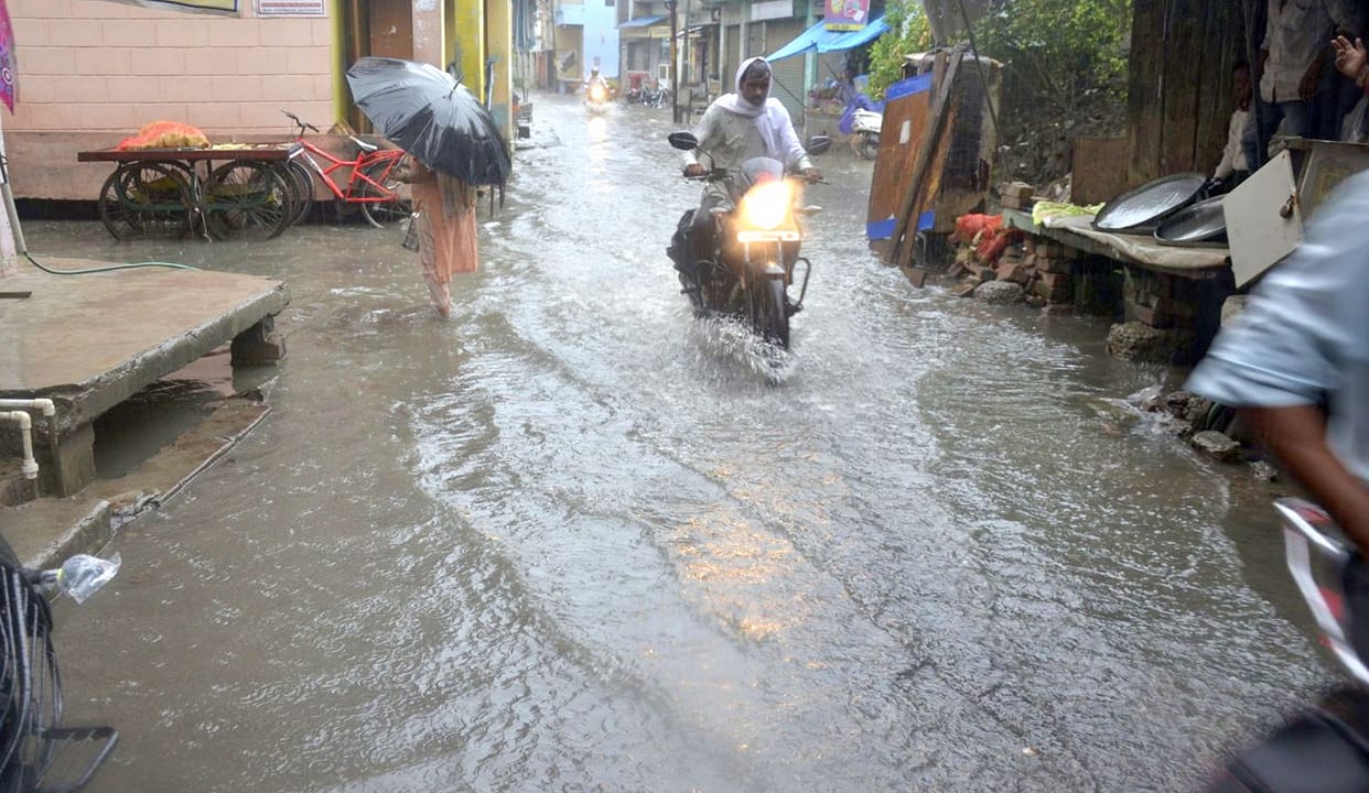 Roads submerged due to rain, crops also damaged