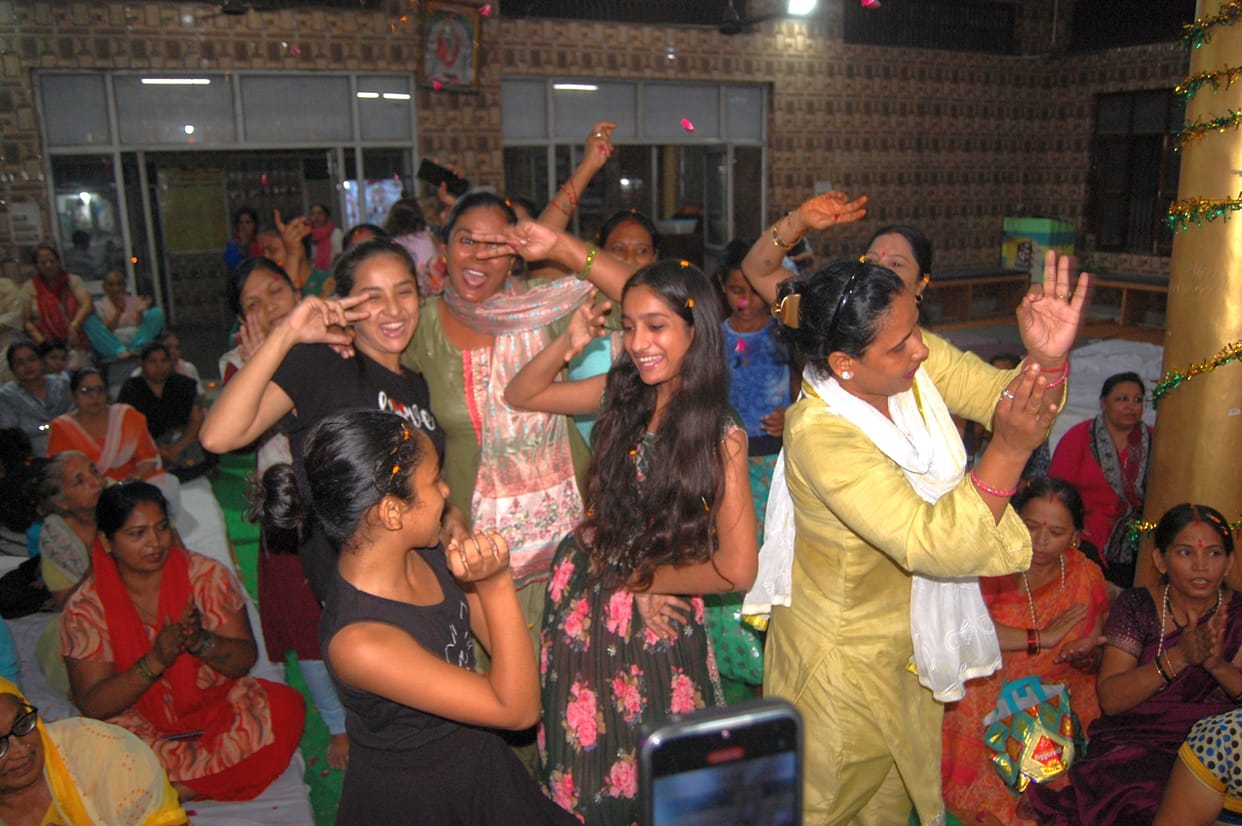 The hymns of Ganpati Bappa captivated the hearts of the devotees.