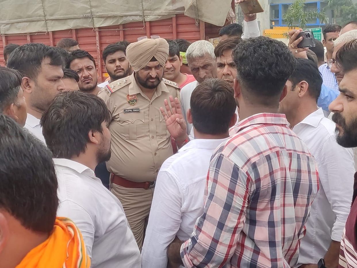 Villagers create ruckus at Bhigan toll plaza to make it free