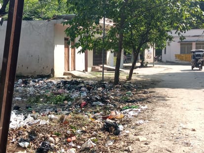 जिला अस्पताल : गंदगी के ढेर और जलभराव यानी डेंगू होने का इंतजाम District Hospital: Arrangements for piles of dirt and waterlogging means dengue.