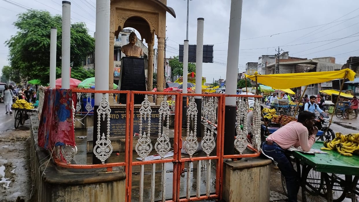 After beautifying the place of statues of great men, those responsible forgot, dirt spread