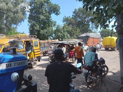 Jam caused due to hurry of truck drivers in Rosa