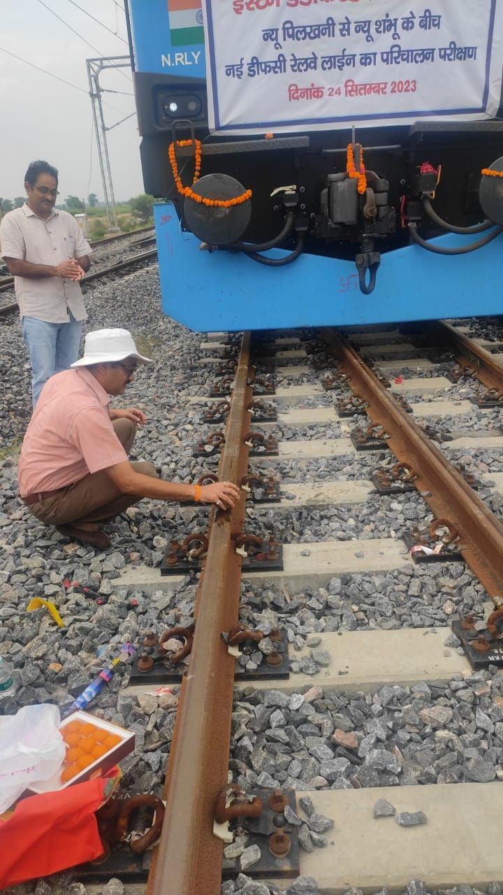 Young man cutting railway wire dies due to electric shock