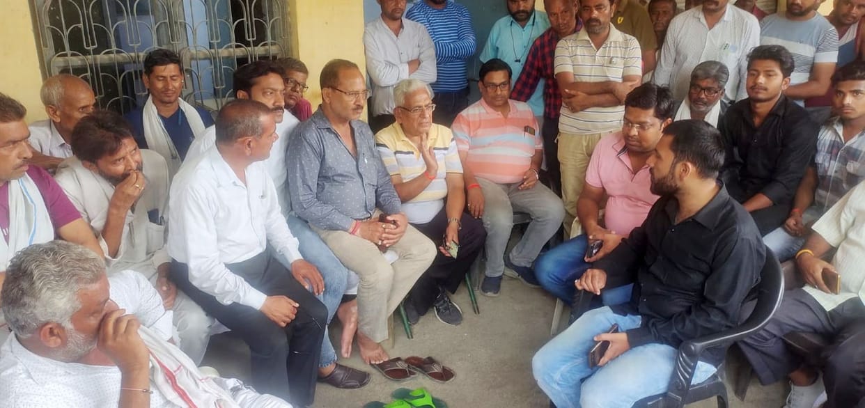 Galla traders of Ujhani went on strike for one hour