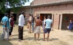 कादरचौक के मामूरगंज में मामले की छानबीन करती पुलिस। संवाद