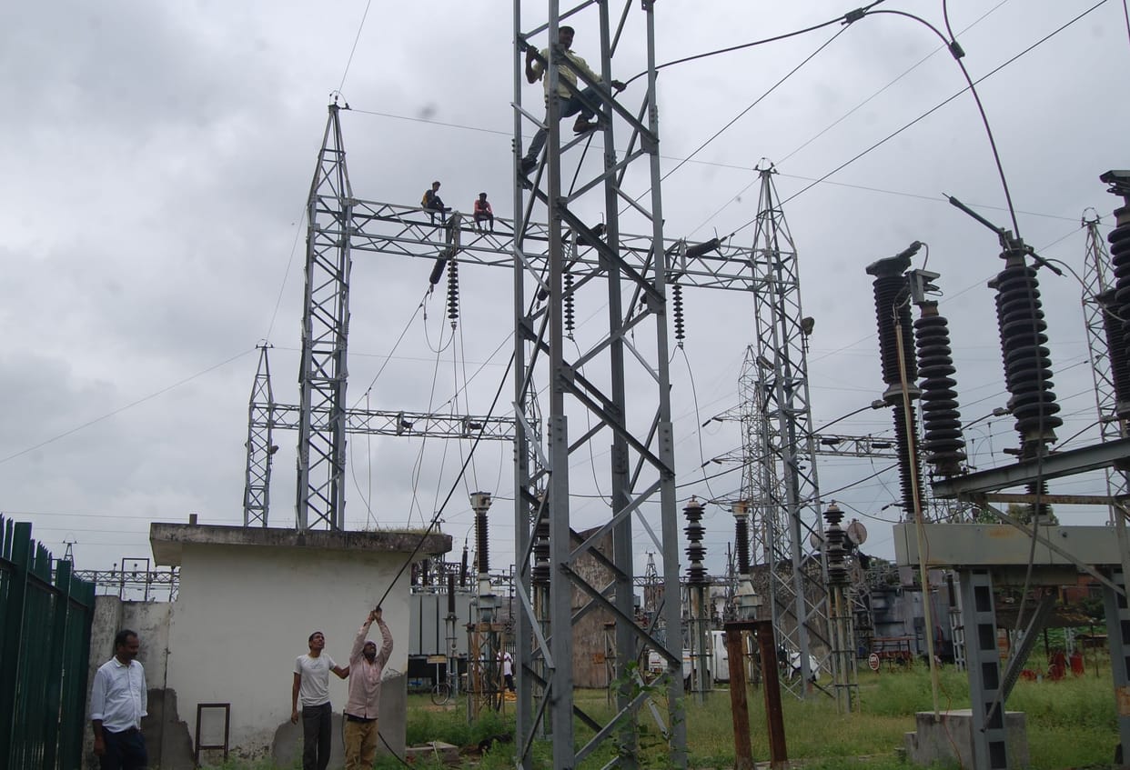 There was power cut in the houses of two lakh consumers for five and a half hours, factories remained closed.