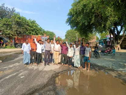 Traders protest against waterlogging at Manpur intersection