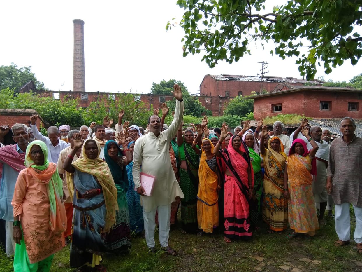 Farmer leaders and workers chased away the workers who came from Kolkata to collect the scrap of Gauribazar sugar mill.