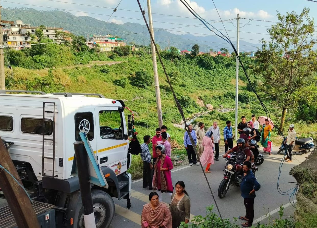 Trolley stuck on Dhelu-Dohag road