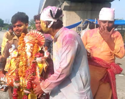 Immersion of Ganpati idols at Ganga Ghat, loud cheers