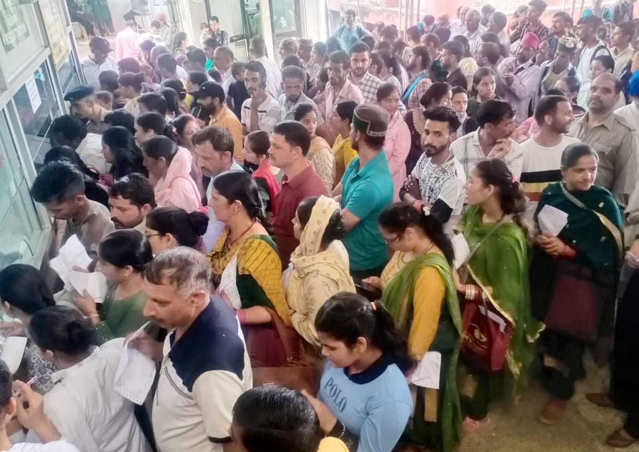 Arrangements failed in front of the crowd, patients and attendants kept waiting