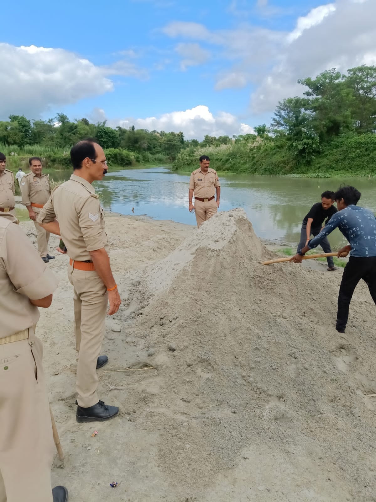 Police raid on Sikatiya Bala Chhatar Ghat, mining mafia fled