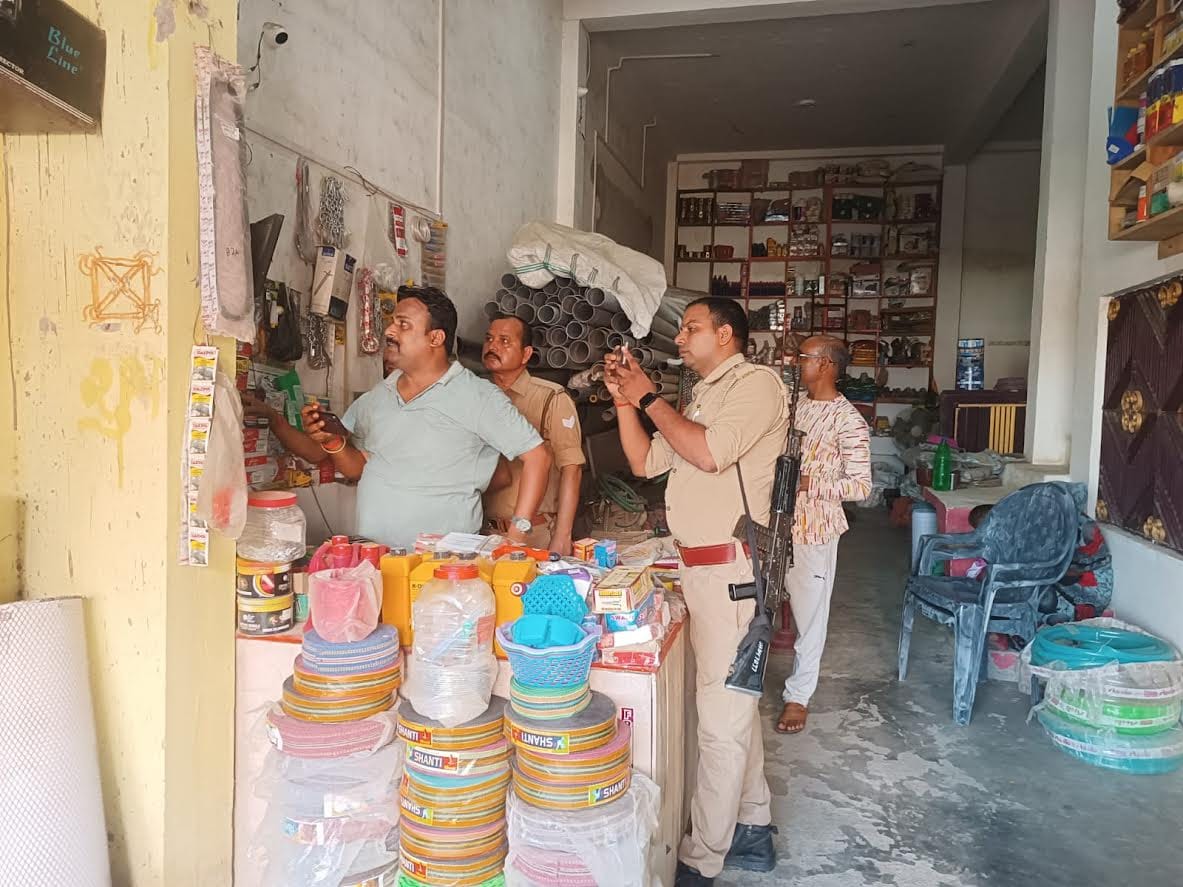 Bike riding criminal ran away with one lakh rupees kept in his bag