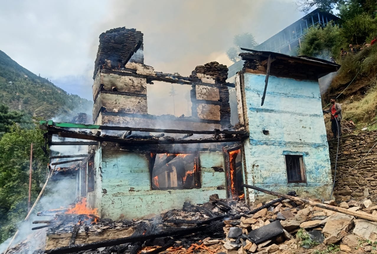 Two and a half storey house ashes in Sandha