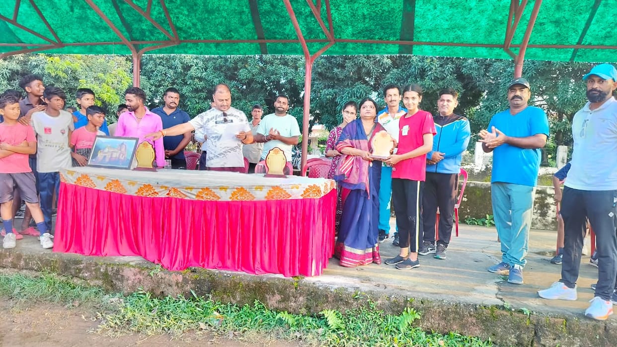 Vikas and Anshika won first place in cleanliness marathon