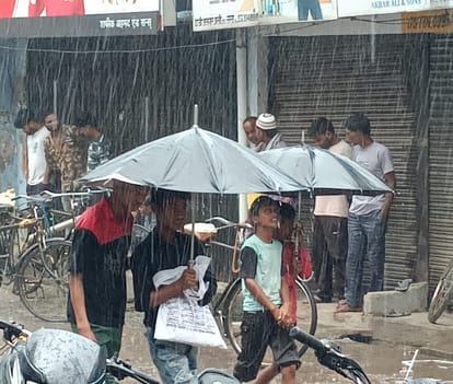 Roads turned into ponds in just half an hour of rain, difficult to cross