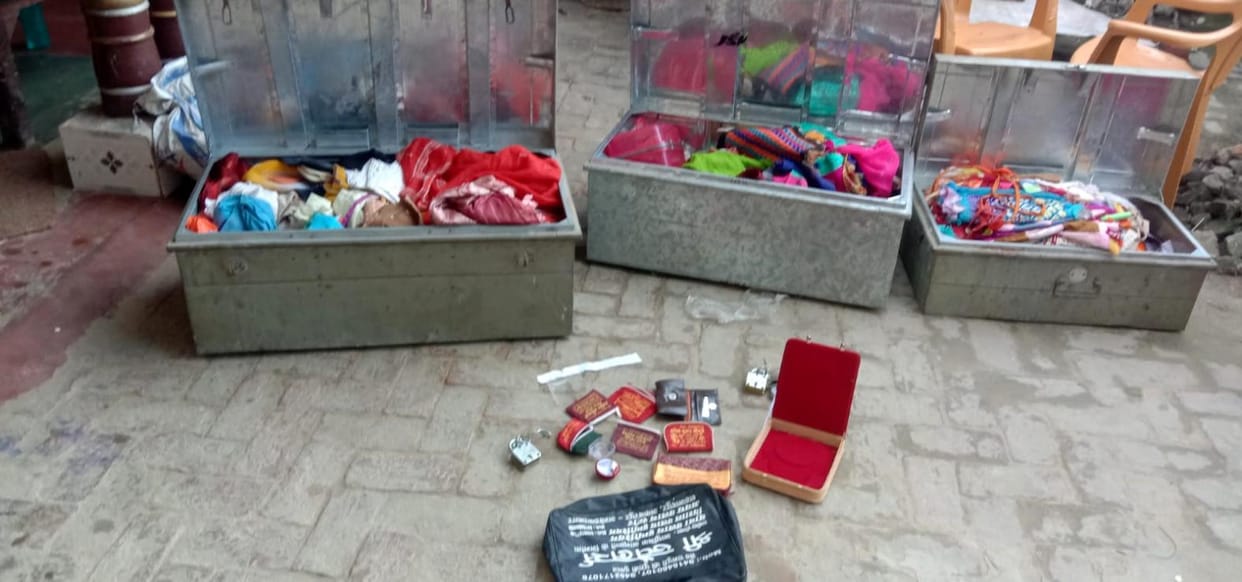 jewelery and cash theft