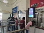 रेलवे स्टेशन आरक्षण काउंटर खाली पड़ा।