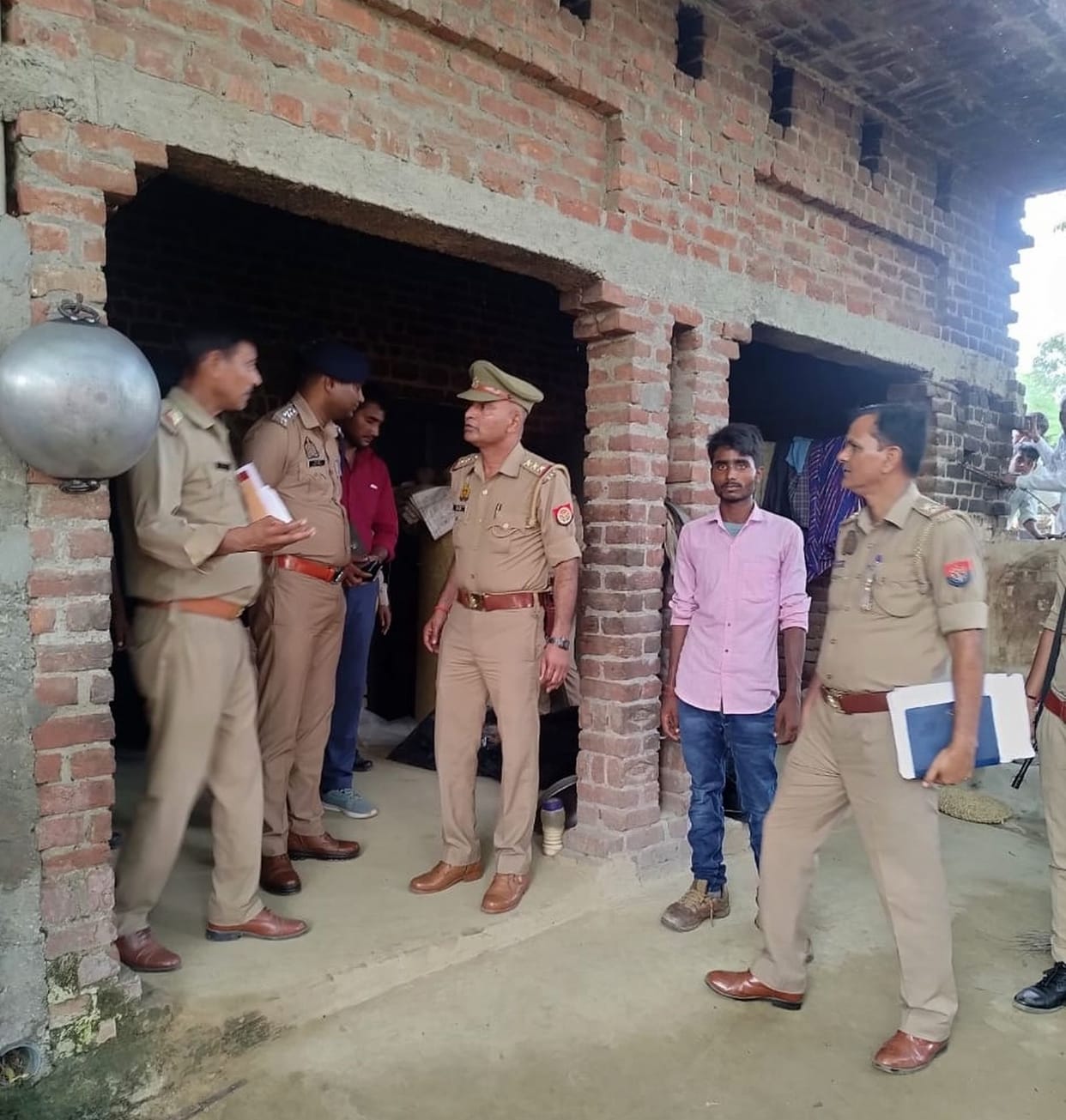 Dead body of married woman found hanging in Kariyawan, accused of murder