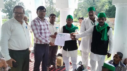 BKU staged a protest over the issue of sugarcane payment and loose animals.