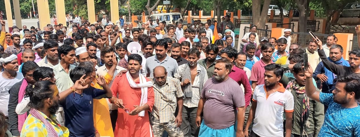E-rickshaw drivers reached collectorate asking for validity