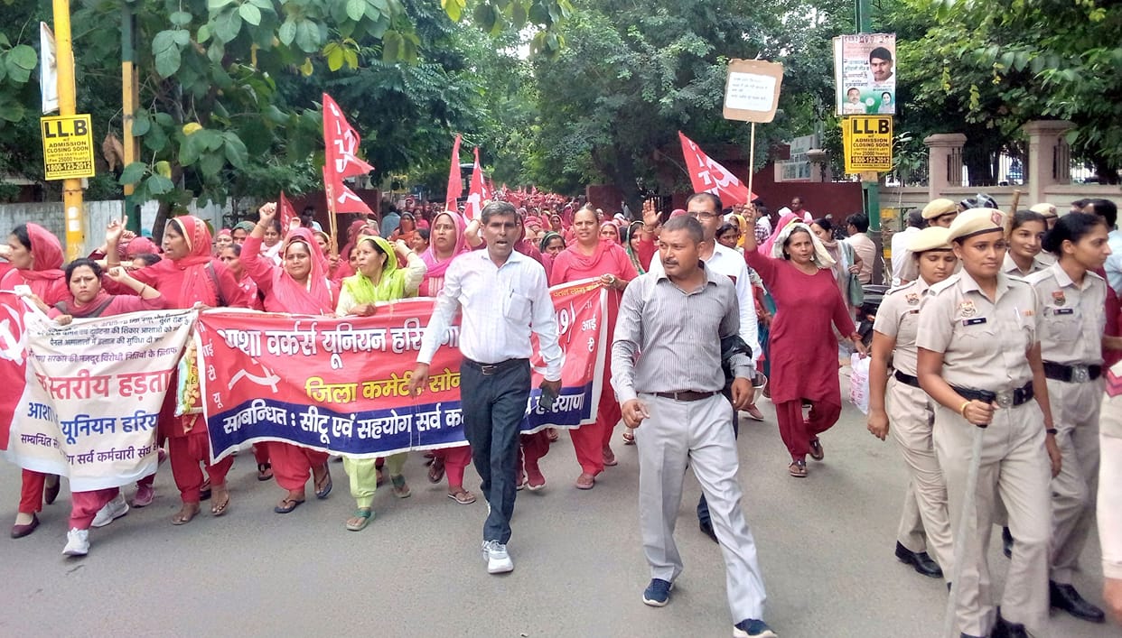 590 Asha workers reached the police line from Mini Secretariat on foot to arrest them.