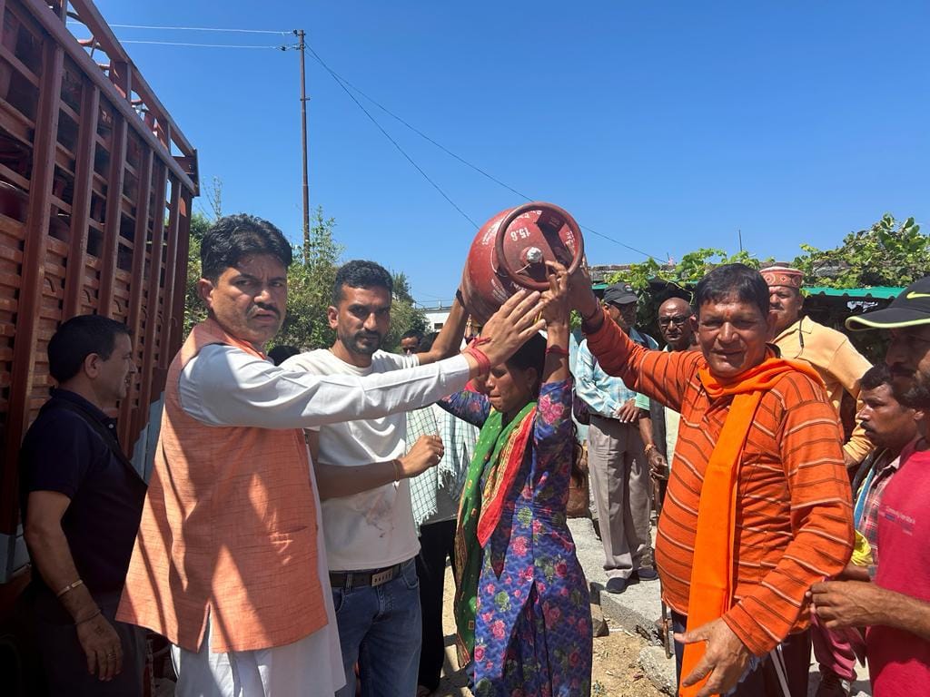 Cooking gas reached Mangchauda by vehicle for the first time