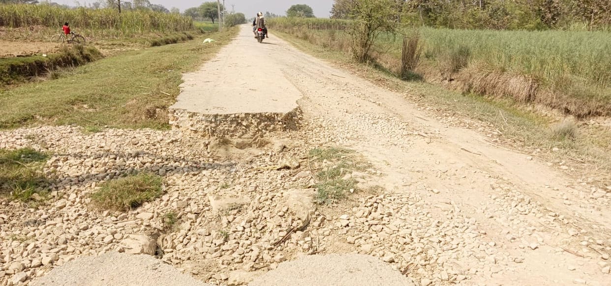 156 roads full of potholes, traffic difficult