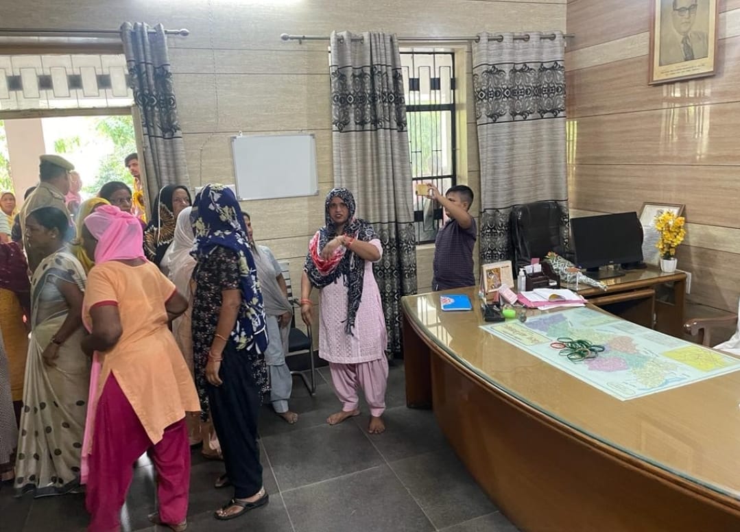 Agitating women placed bangles on SDM's table