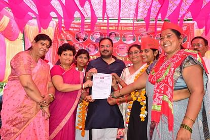पूर्व मंत्री पंडित सिंह के आवास पर पदाधिकारियों को प्रमाण पत्र प्रदान करतीं सपा महिला सभा की प