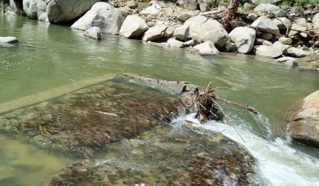 Trouble for 400 people, carrying water through hand pumps and canals