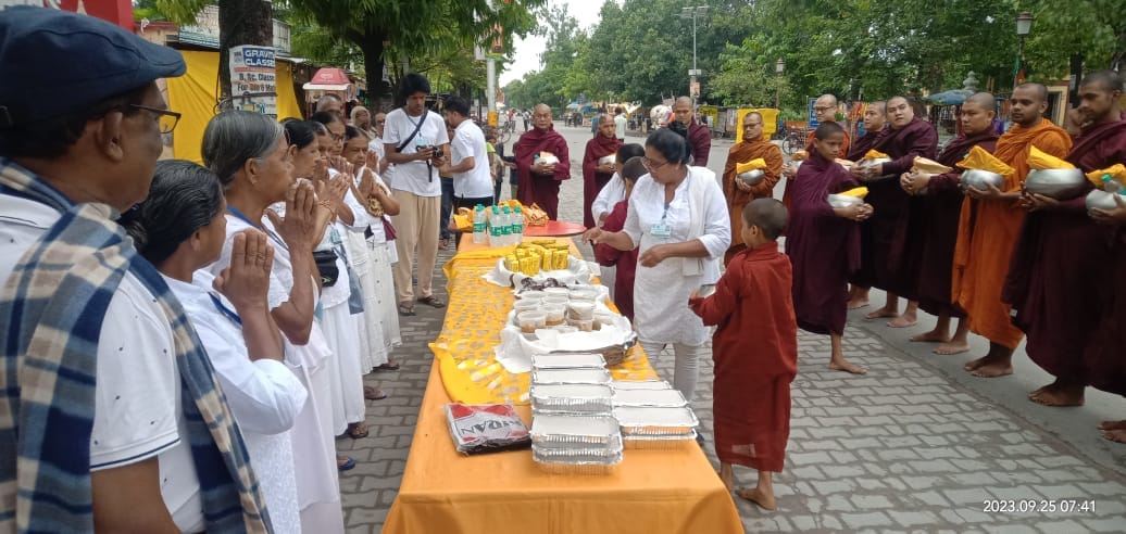 Sri Lankan tourists donated Pinda Patra to the monks