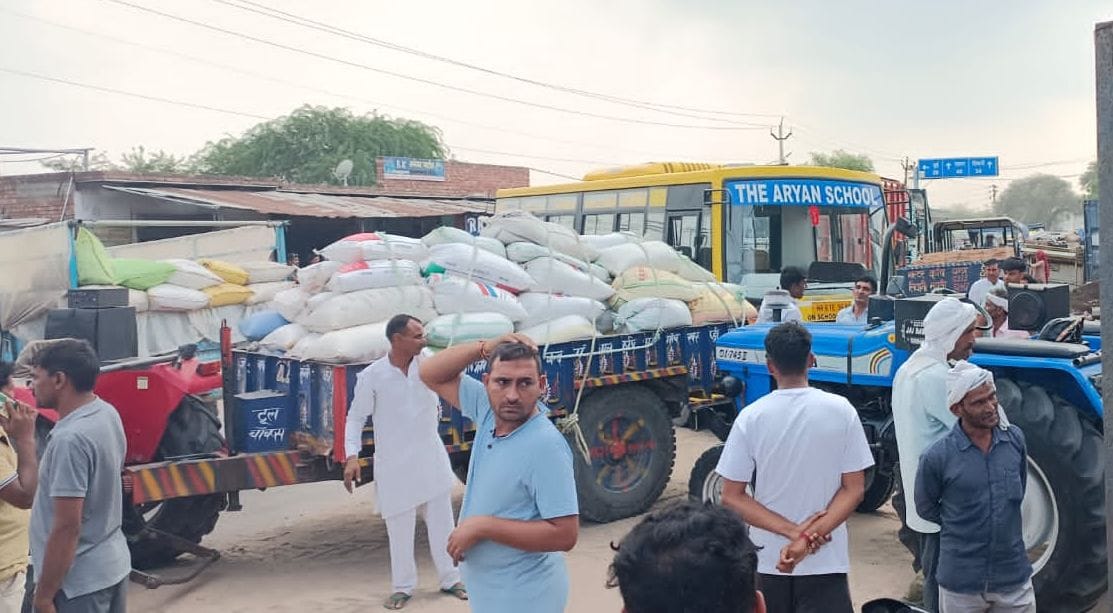 Farmers blocked outside the market gate due to stoppage of purchase of millet