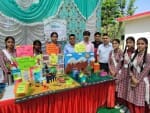 भोरंज स्कूल में बाल विज्ञान सम्मेलन में बनाए मॉडलों को दिखाते नन्हे वैज्ञानिक।(स्रोत : संवाद)