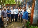 पुरदिलनगर के एसजीआर कॉलेज में छात्र का सम्मान करते शिक्षक