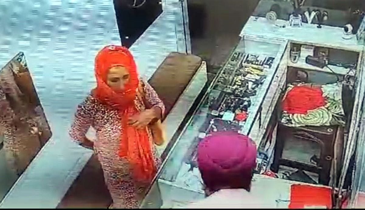 Masked woman tried to rob jewelers on the pretext of taking a ring