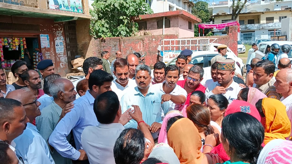 Villagers surrounded Bhoranj MLA regarding drinking water problem