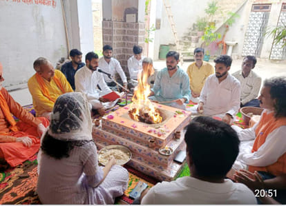 Havan-sacrifice performed in Gudhni Arya Samaj temple